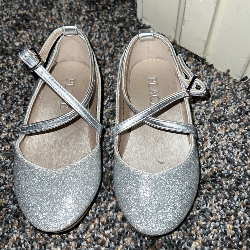 Girls toddler shoes size 7. Preloved!! The children’s place.
